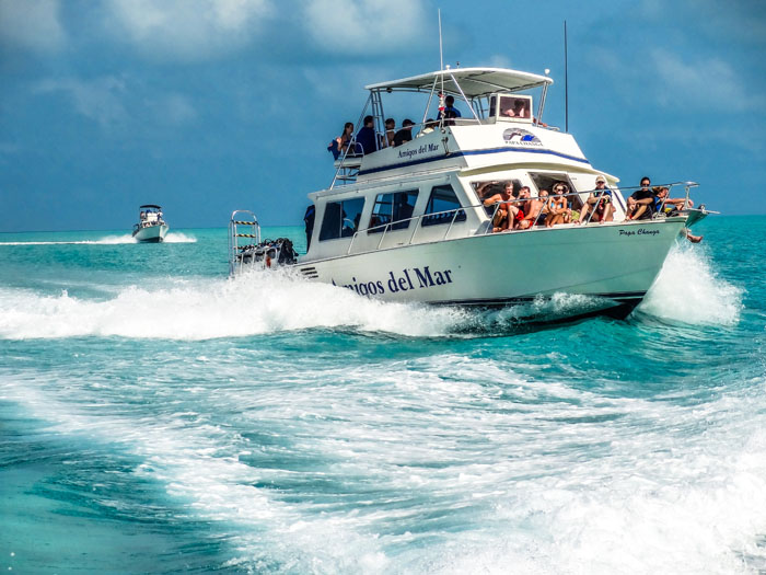 visit the great blue hole in belize by boat